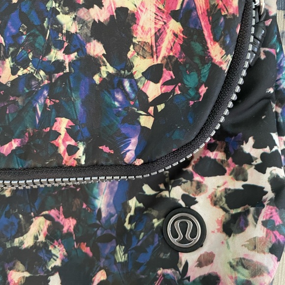 Lululemon Multi Compartments Front Flap Crossbody travel handbag - Picture 2 of 7